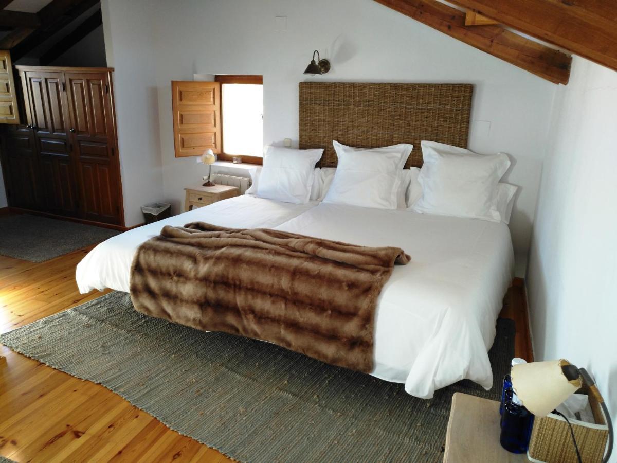 La Casona De Castilnovo - Gay Men Only Guest House Valdesaz Exterior photo